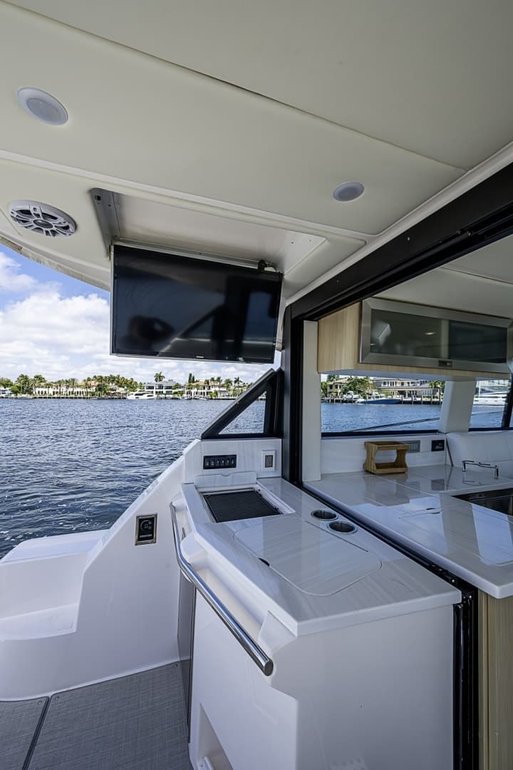 2025 Regal 38 XO - Image 19