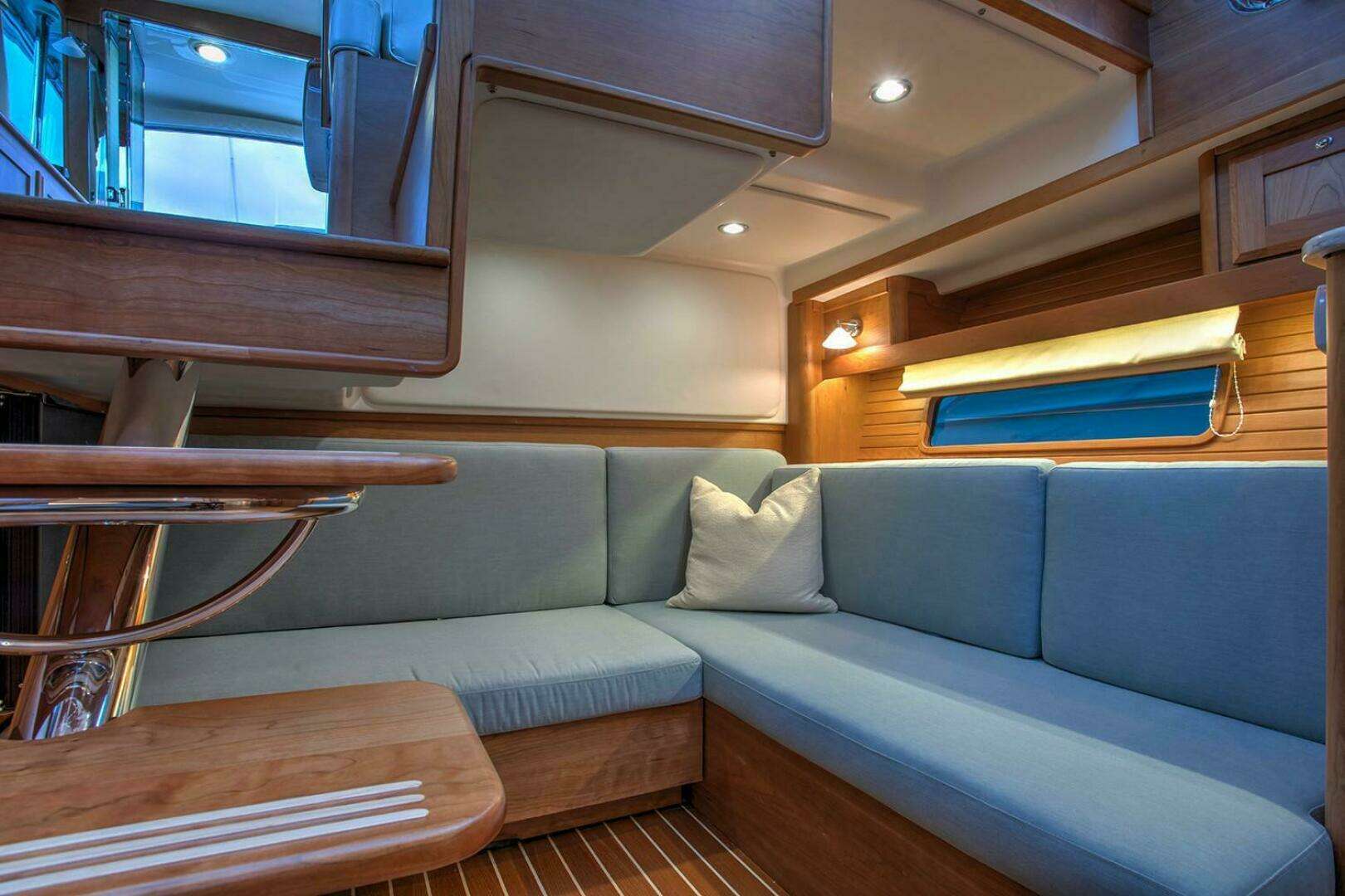 2026 Sabre 38 Salon Express - Image 9