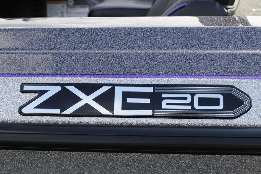2026 Skeeter ZXE20 logo on metallic surface.