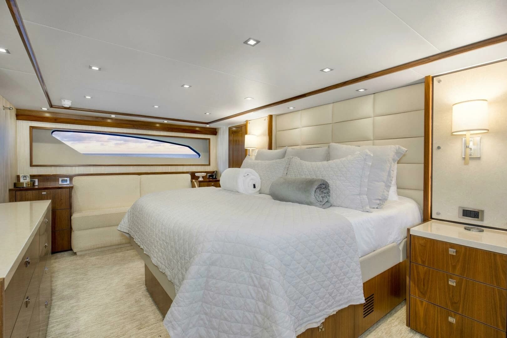 2016 Viking 92 Enclosed Bridge - Image 21