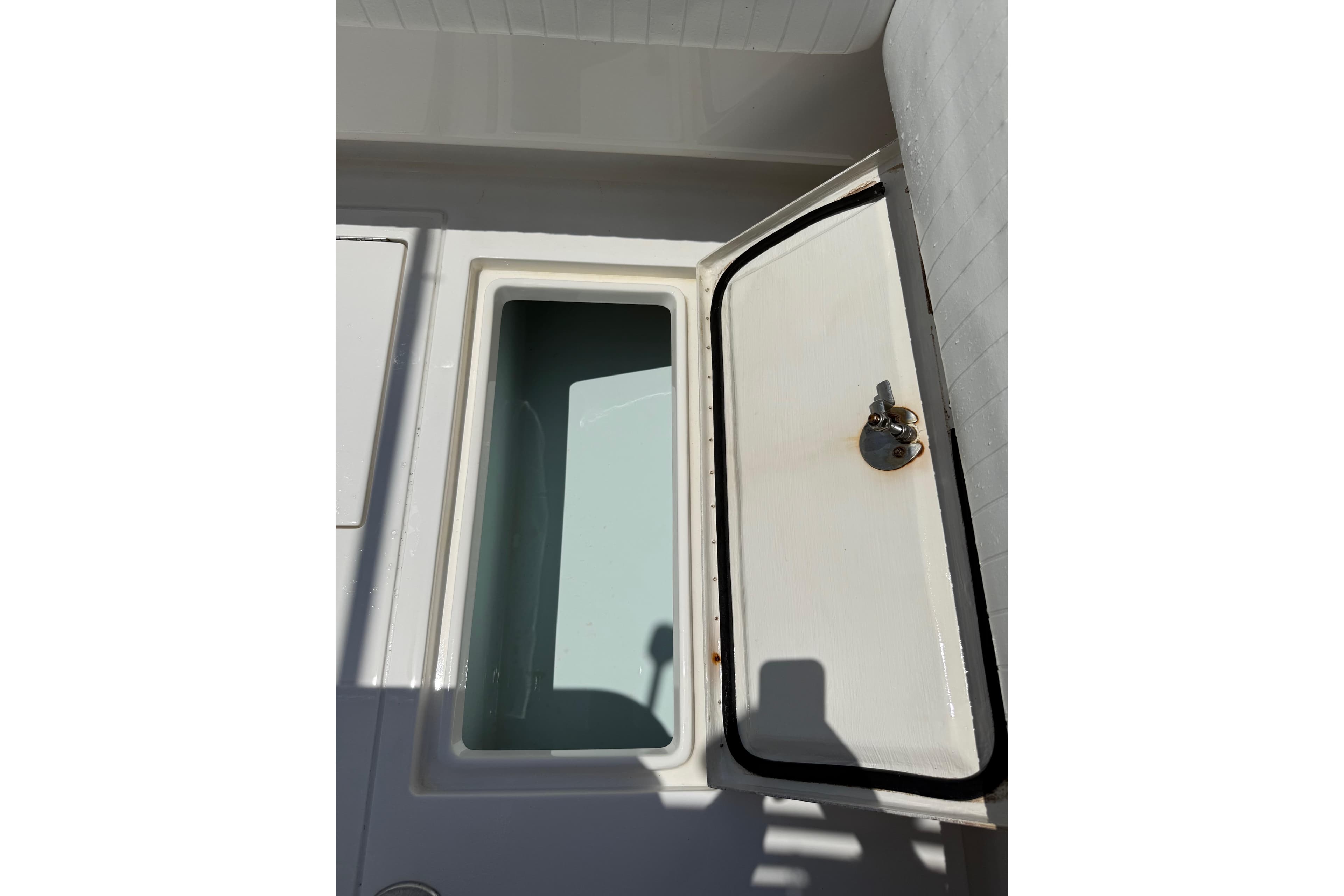 Open storage compartment on a 2015 Contender 25 Tournament boat.