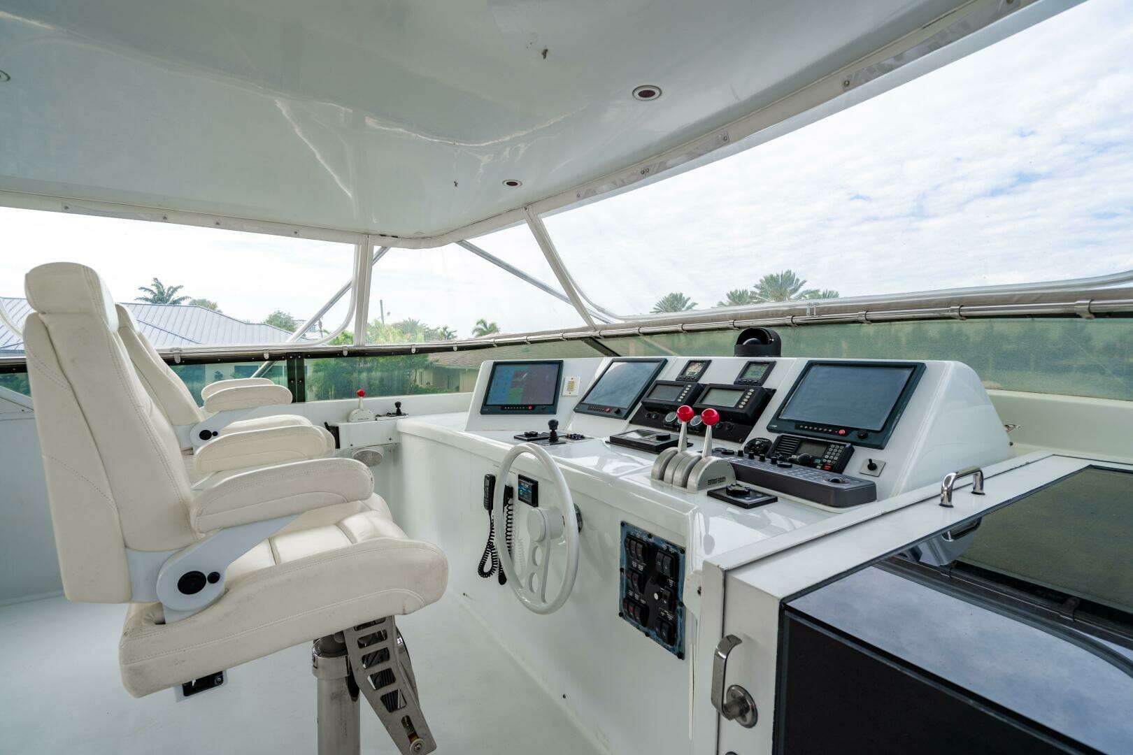 2001 Hatteras 100 Motor Yacht - Image 75