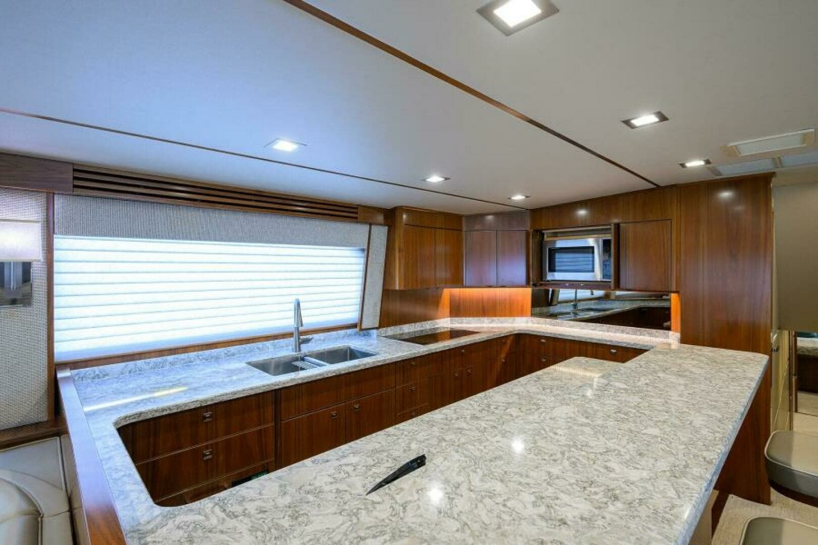 2019 Viking 80 Convertible - Image 8