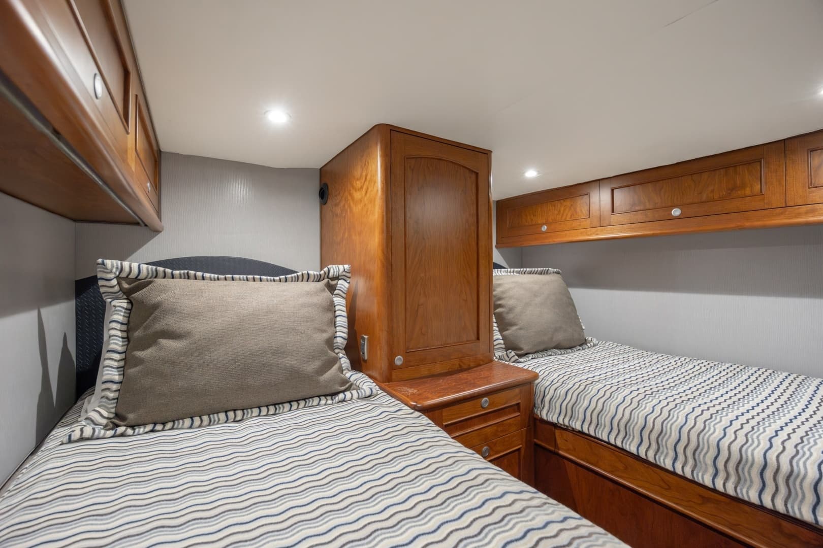 2015 Jarrett Bay Hardtop Express - Image 62