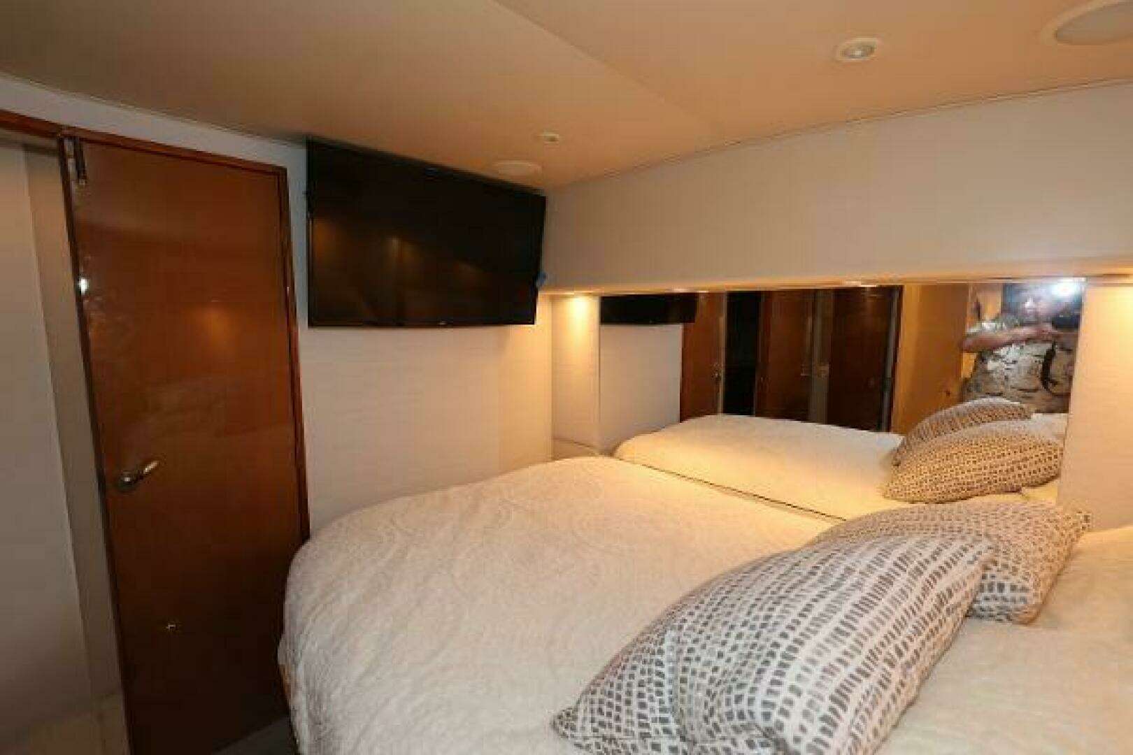 2005 Viking 52 Convertible - Image 27