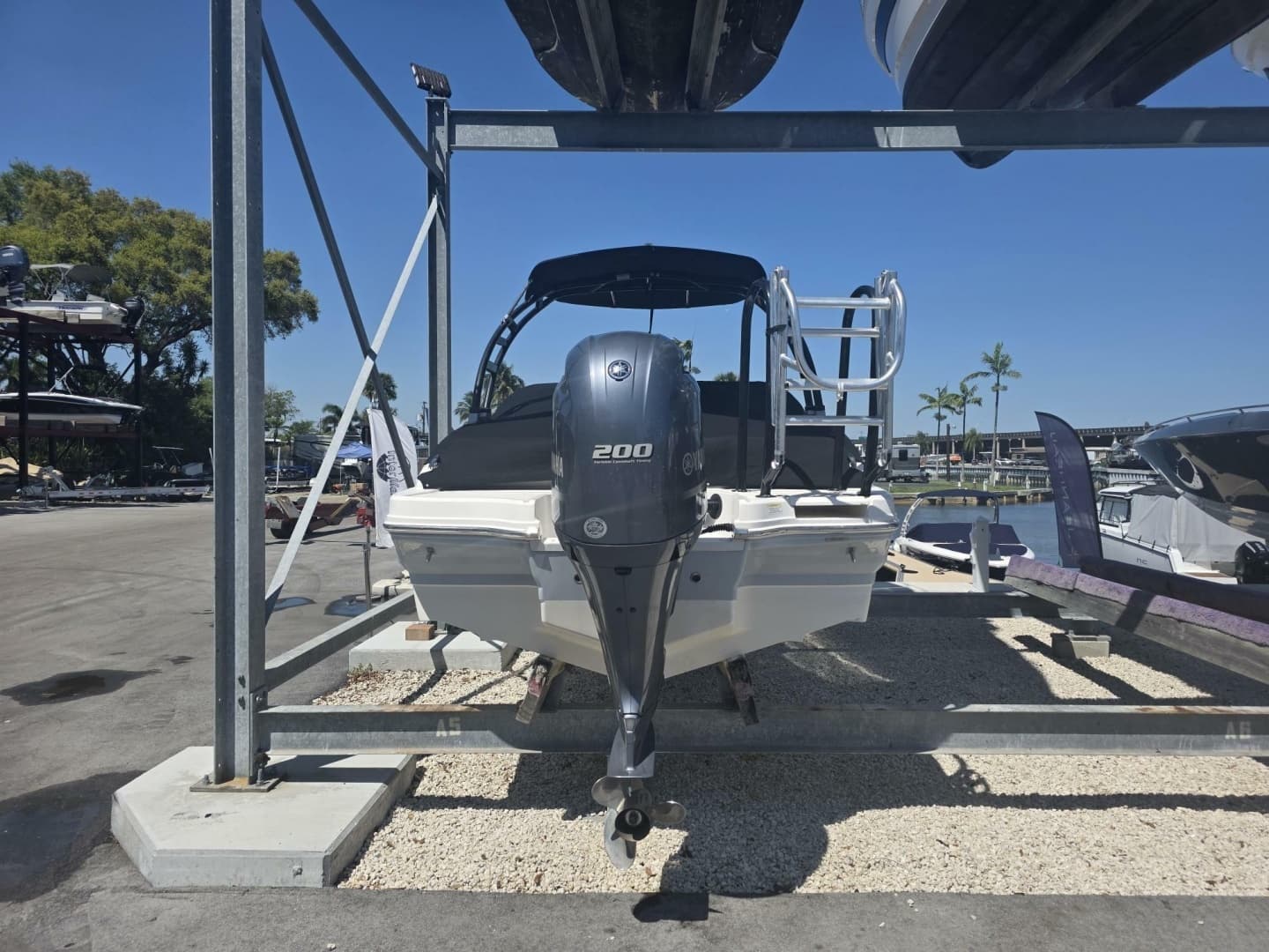 2020 Chaparral 21 SSI OB - Image 11