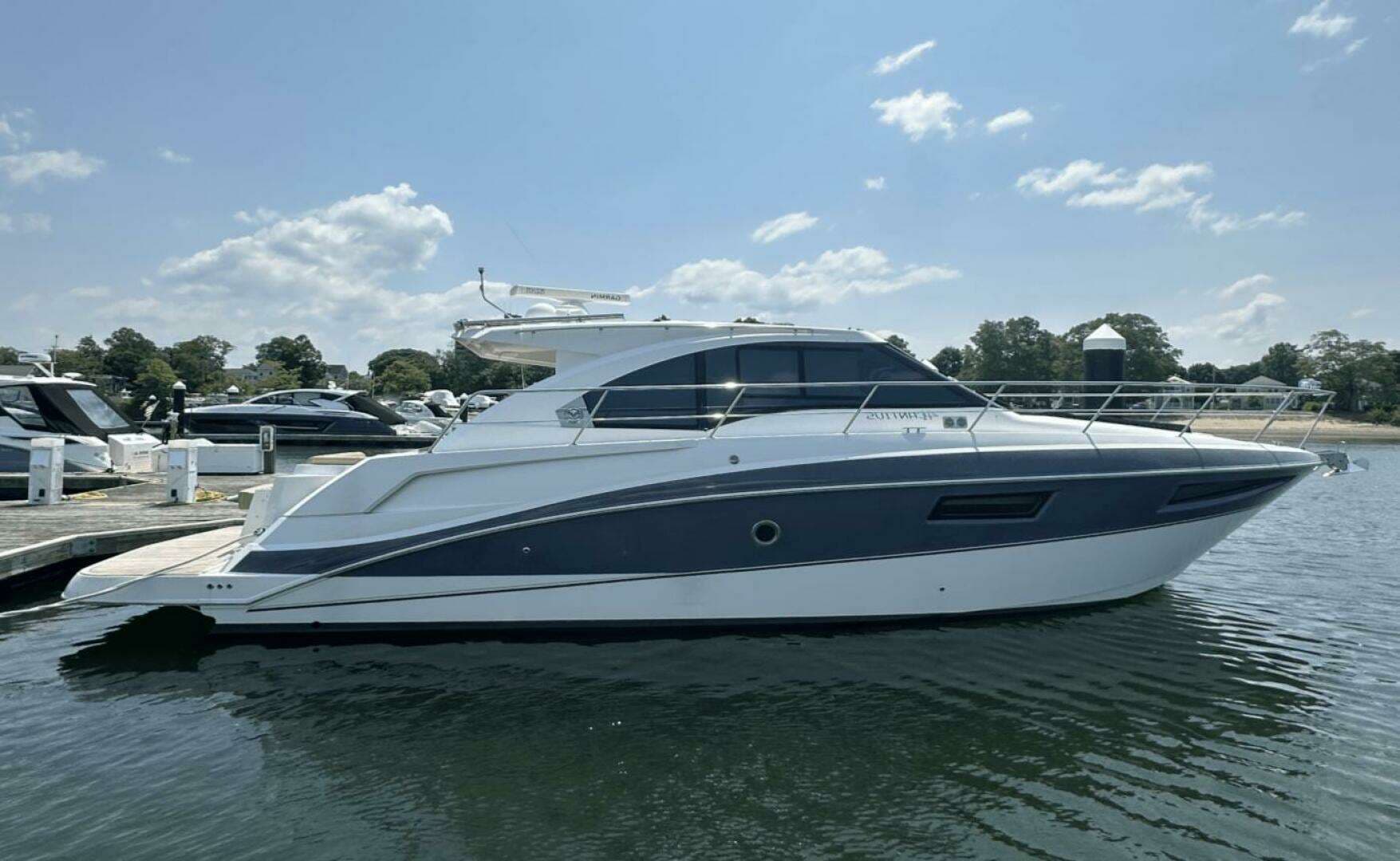 2016 Cruisers Yachts Cantius - Image 6