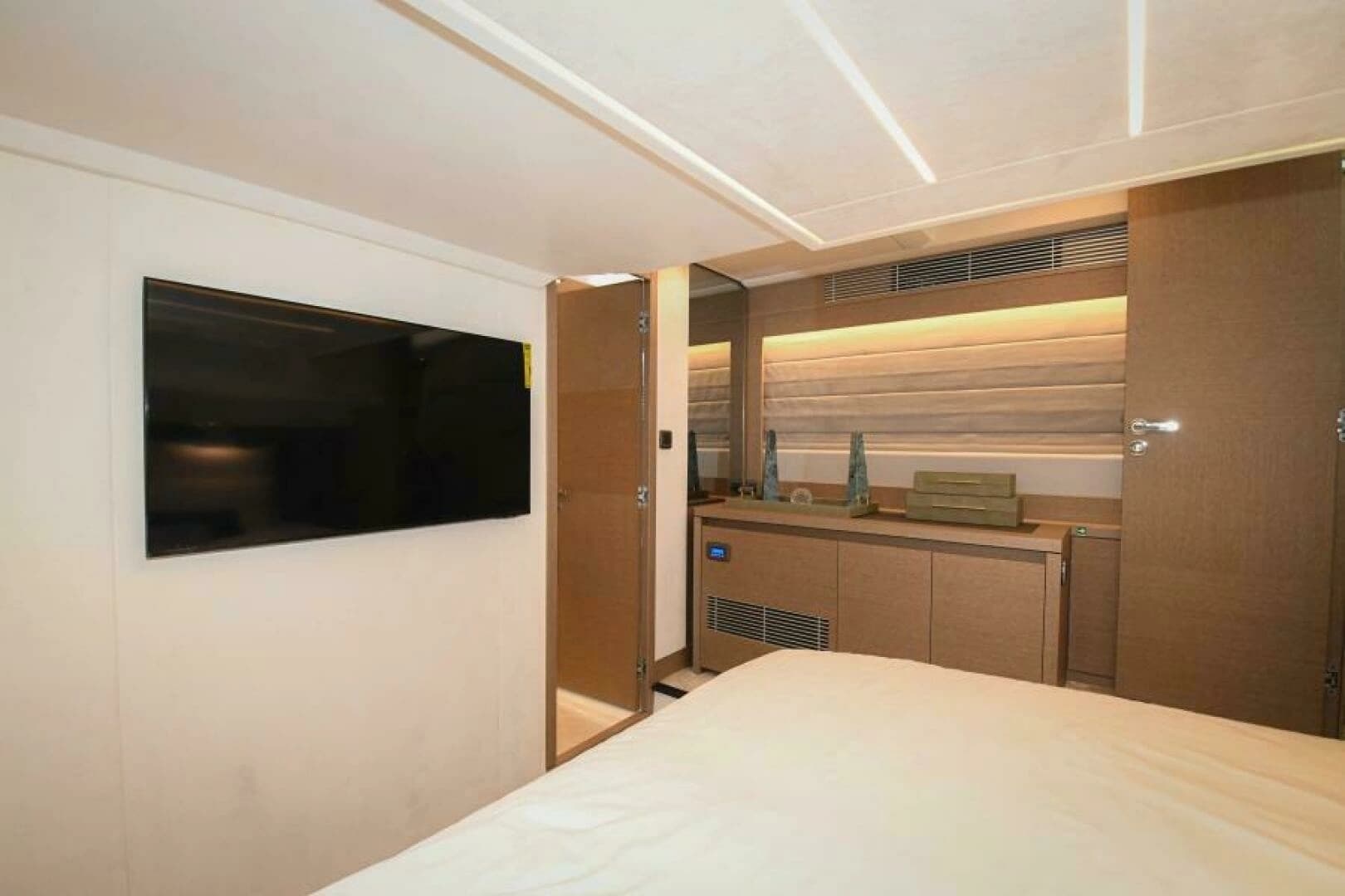 2023 Prestige 520 Flybridge - Image 10
