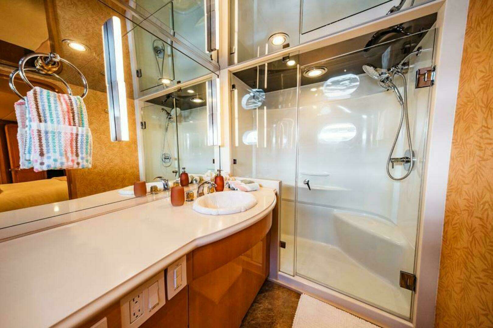 1995 Hatteras Flybridge Motor Yacht - Image 32