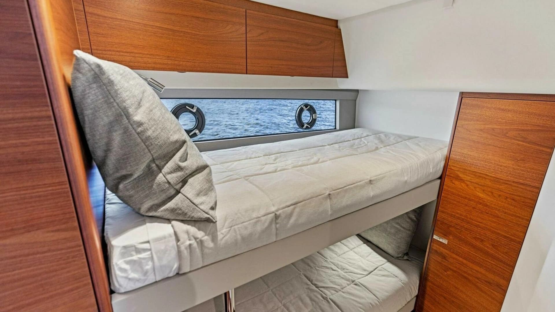 2025 Princess F50 Flybridge - Image 29