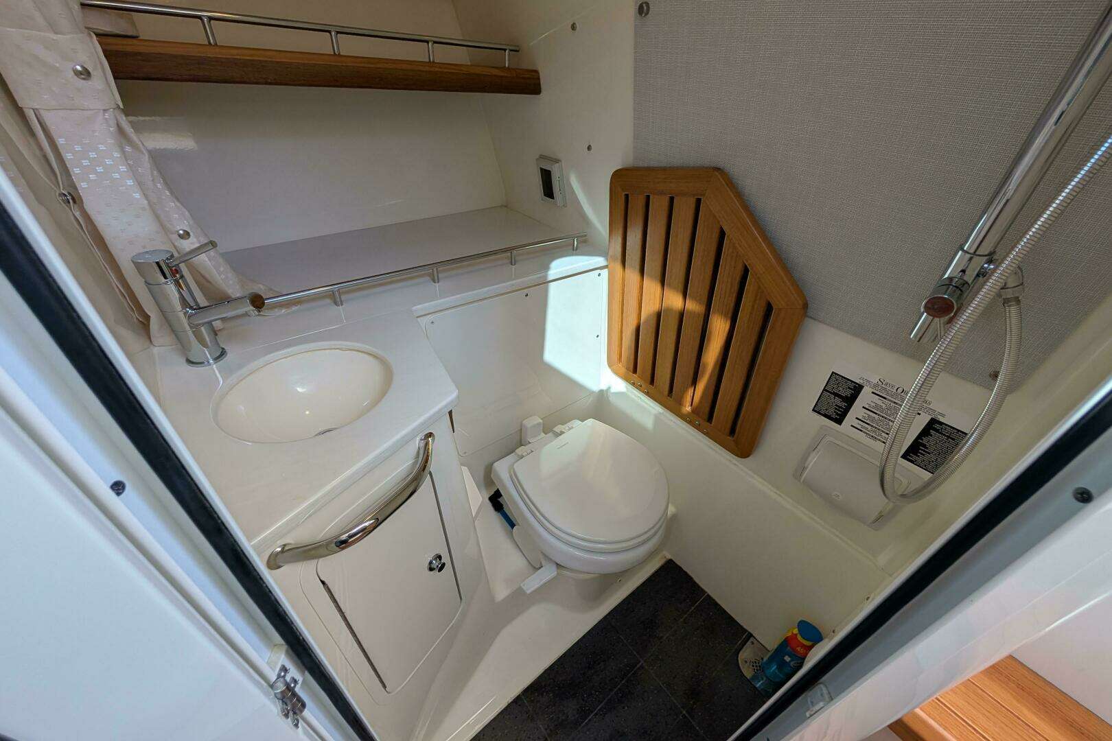2024 Boston Whaler 350 Realm - Image 24