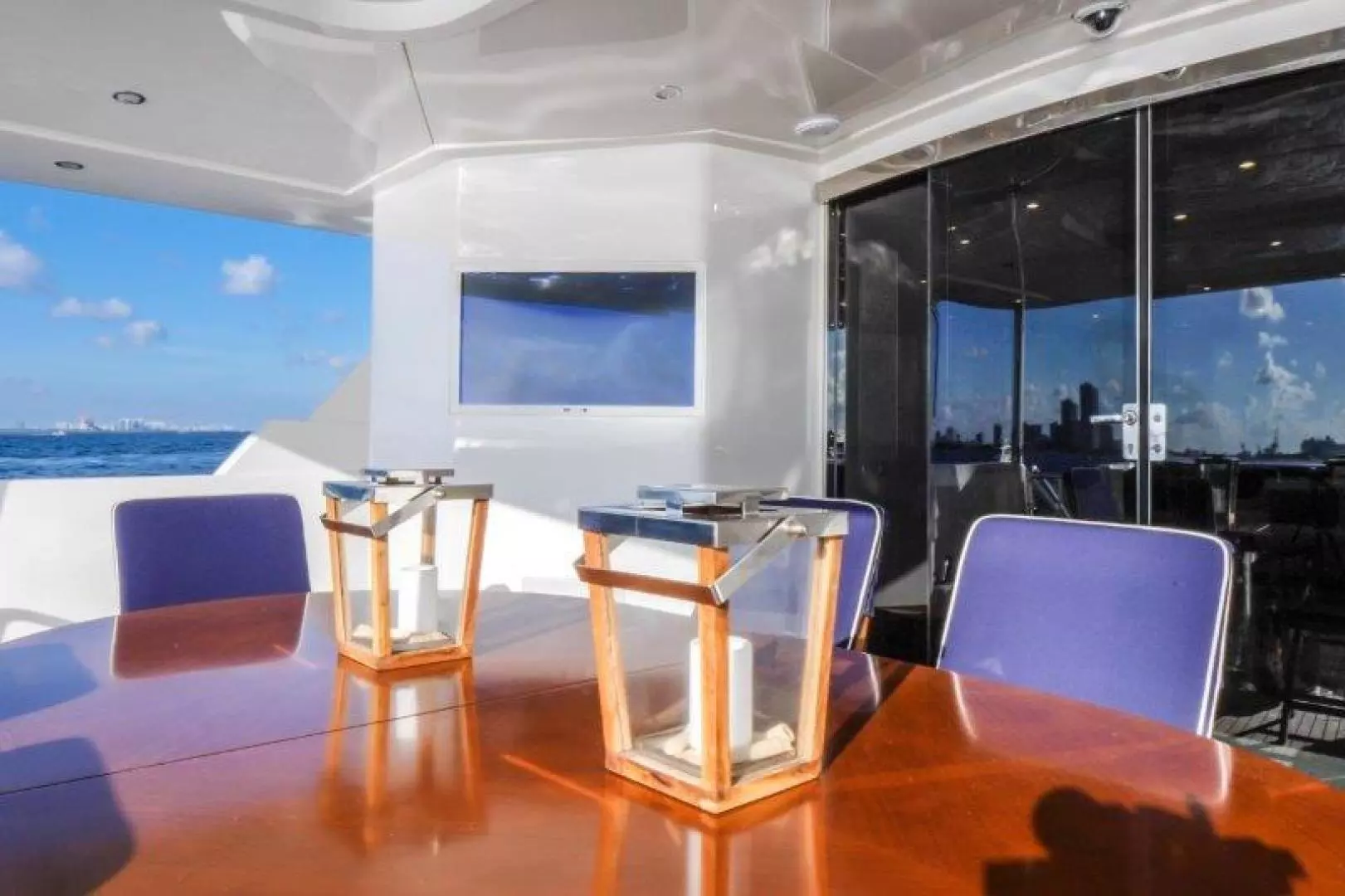 2009 Horizon Premier Tri-Deck - Image 3