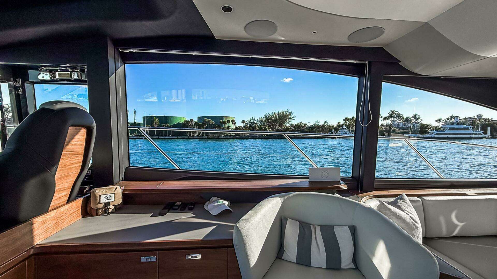 2026 Princess S65 Sportbridge - Image 48