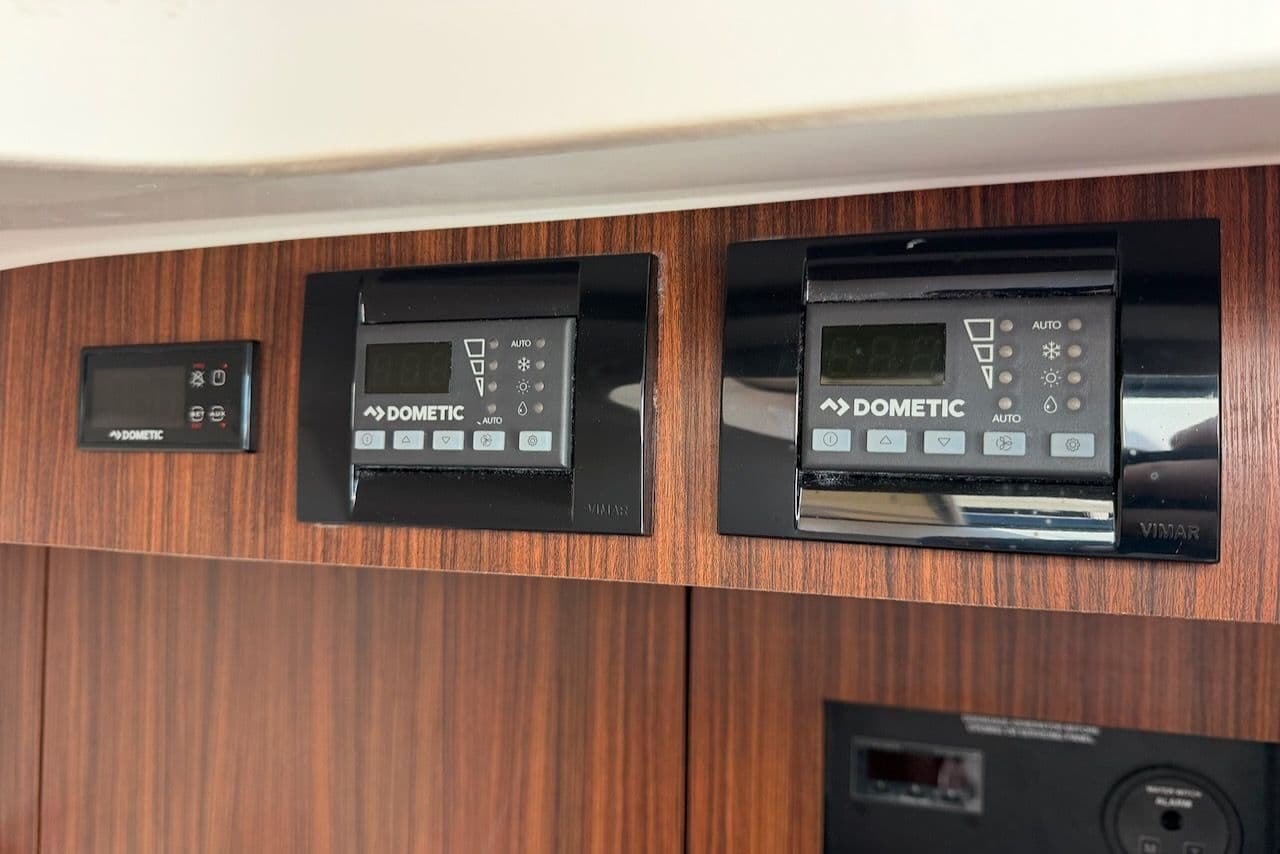 2021 Pursuit DC 326 Dual Console - 47
