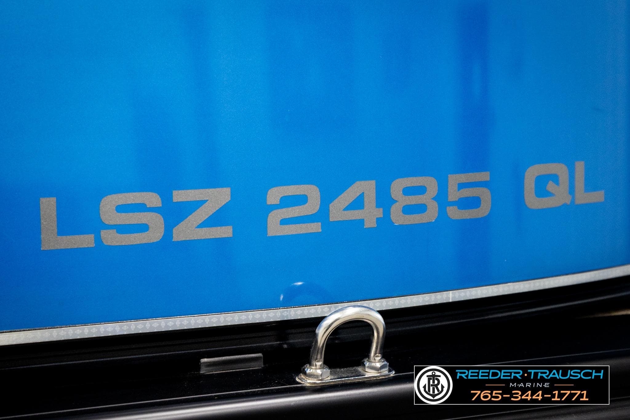 Close-up of Avalon LSZ 2485 QL boat model, 2021, with Reeder Trausch Marine logo.