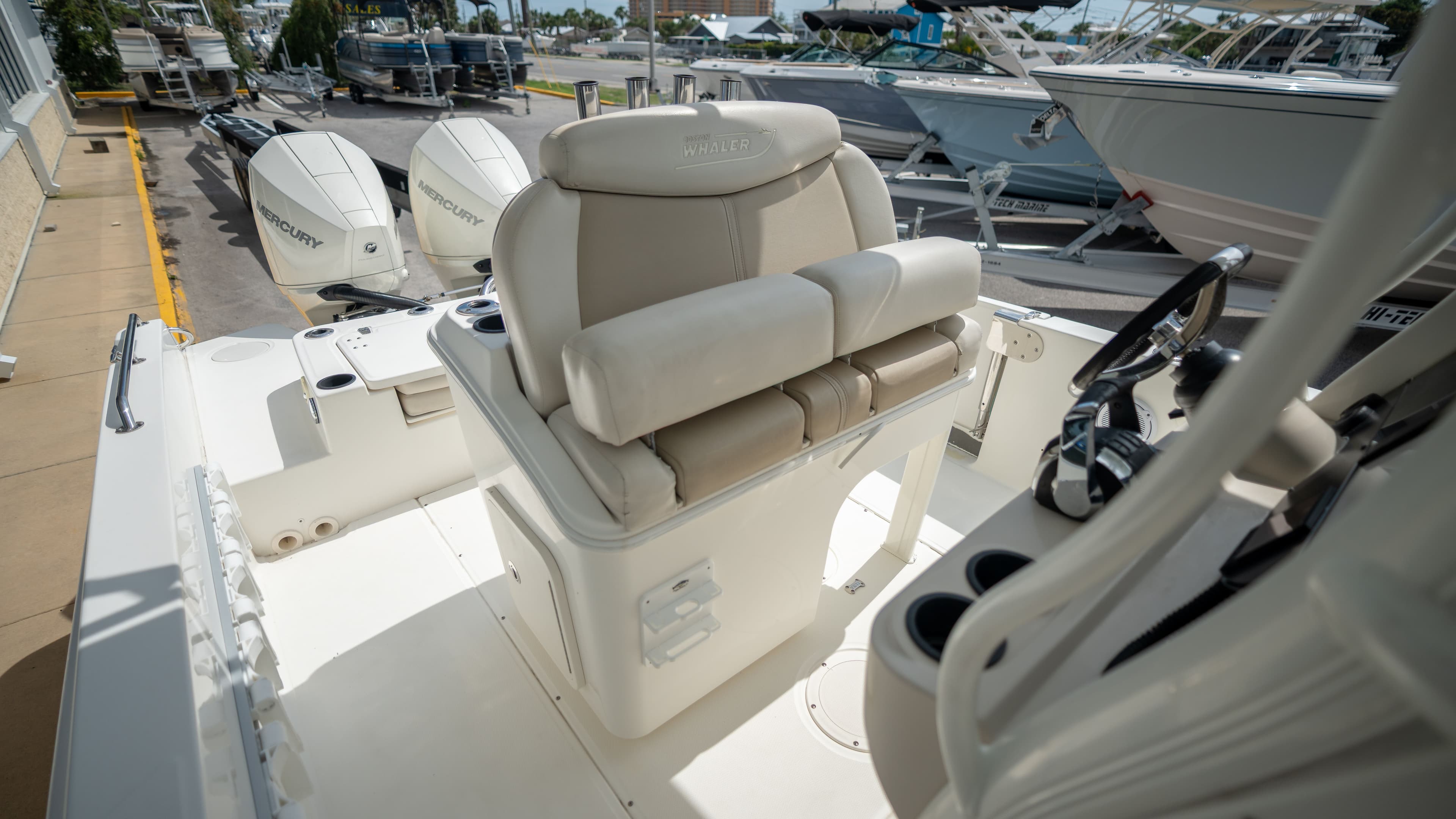 2019 Boston Whaler 270 Dauntless - 26
