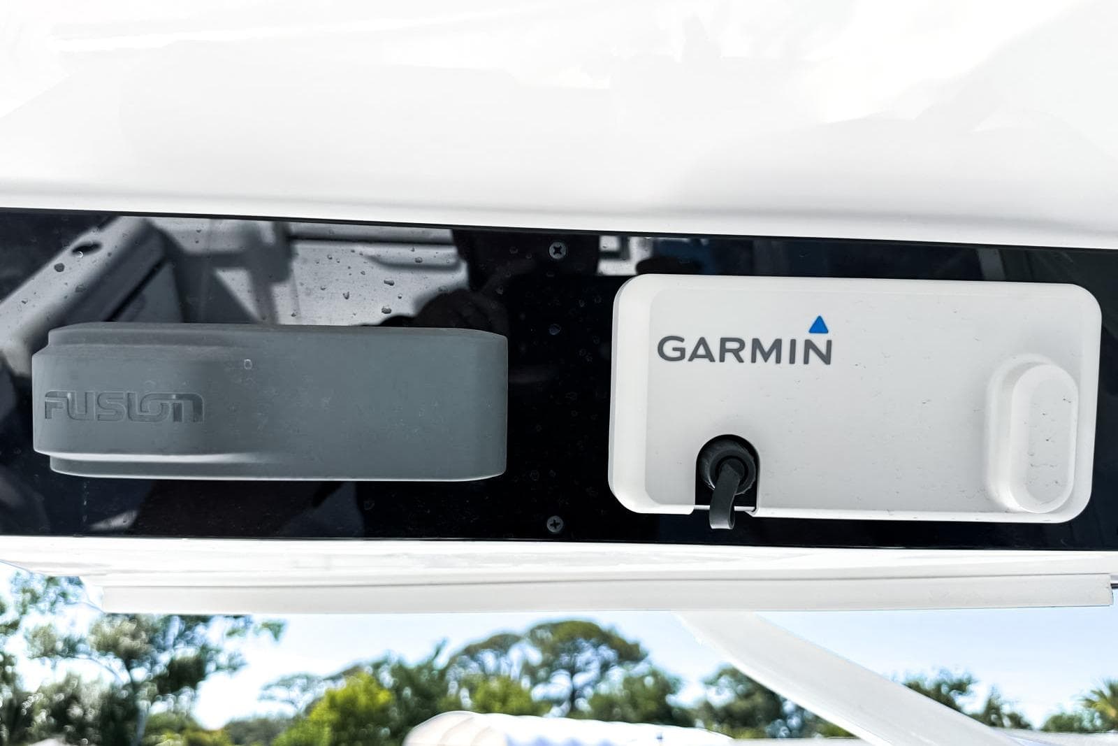 Edgewater 262CX Crossover 2025 featuring Garmin and Fusion electronics.