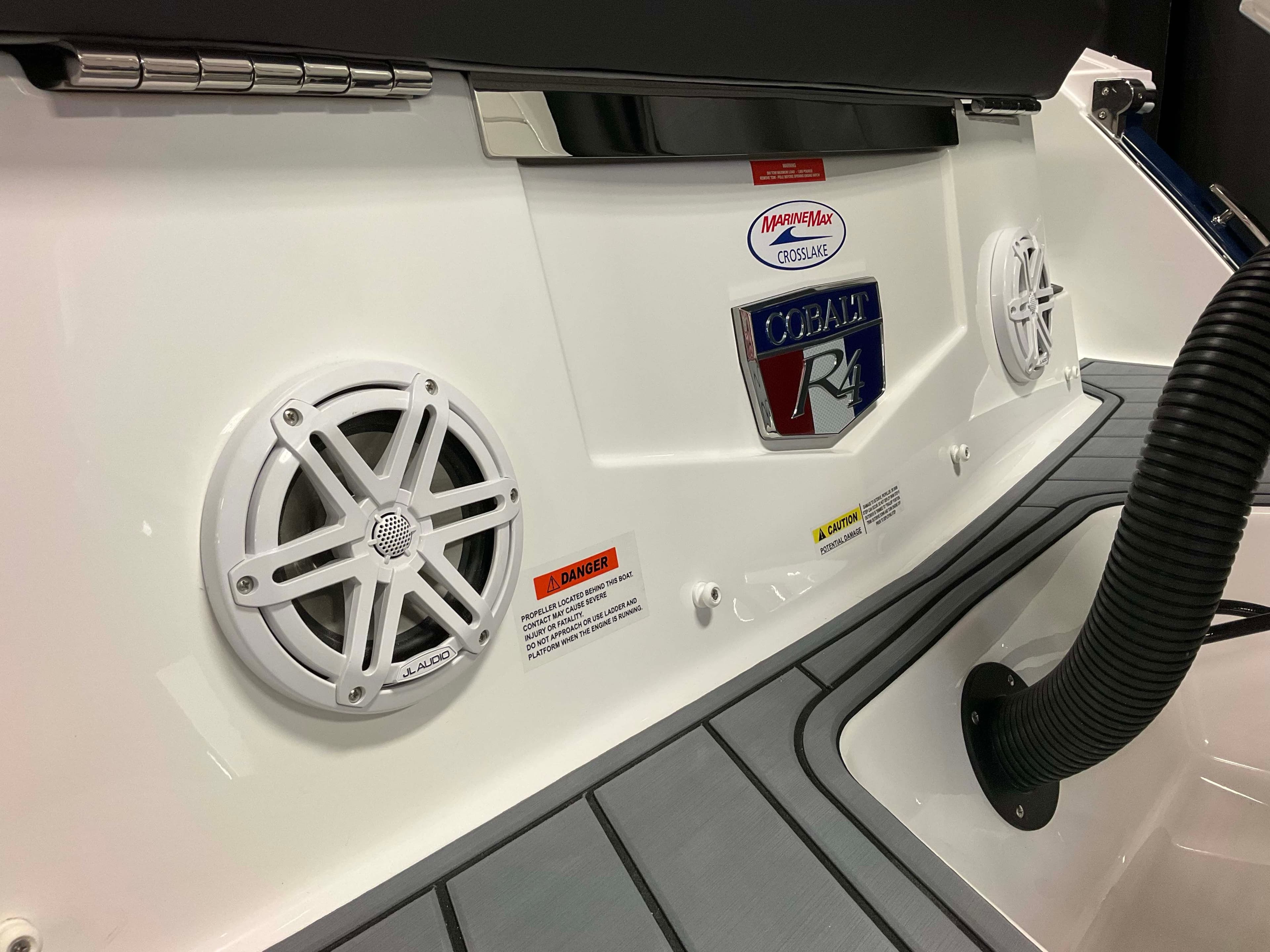 2026 Cobalt R4 Outboard - 66