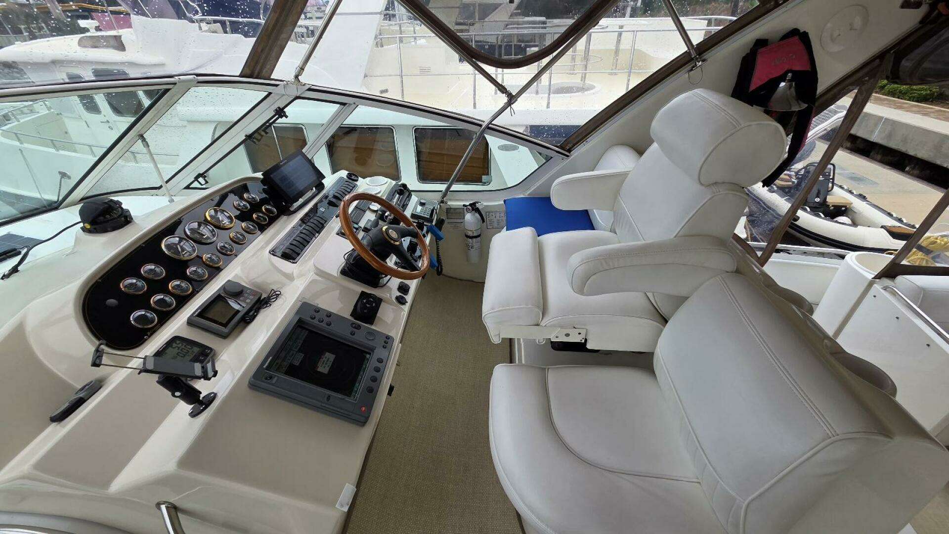 2000 Cruisers Yachts 4450 Express Motor Yacht - Image 18