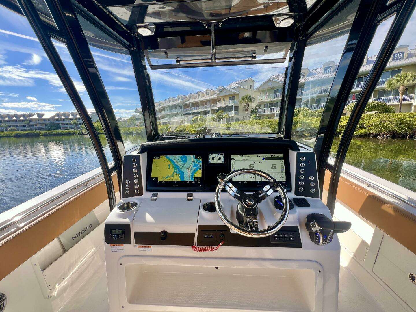 2025 Robalo R302 Center Console - Image 2