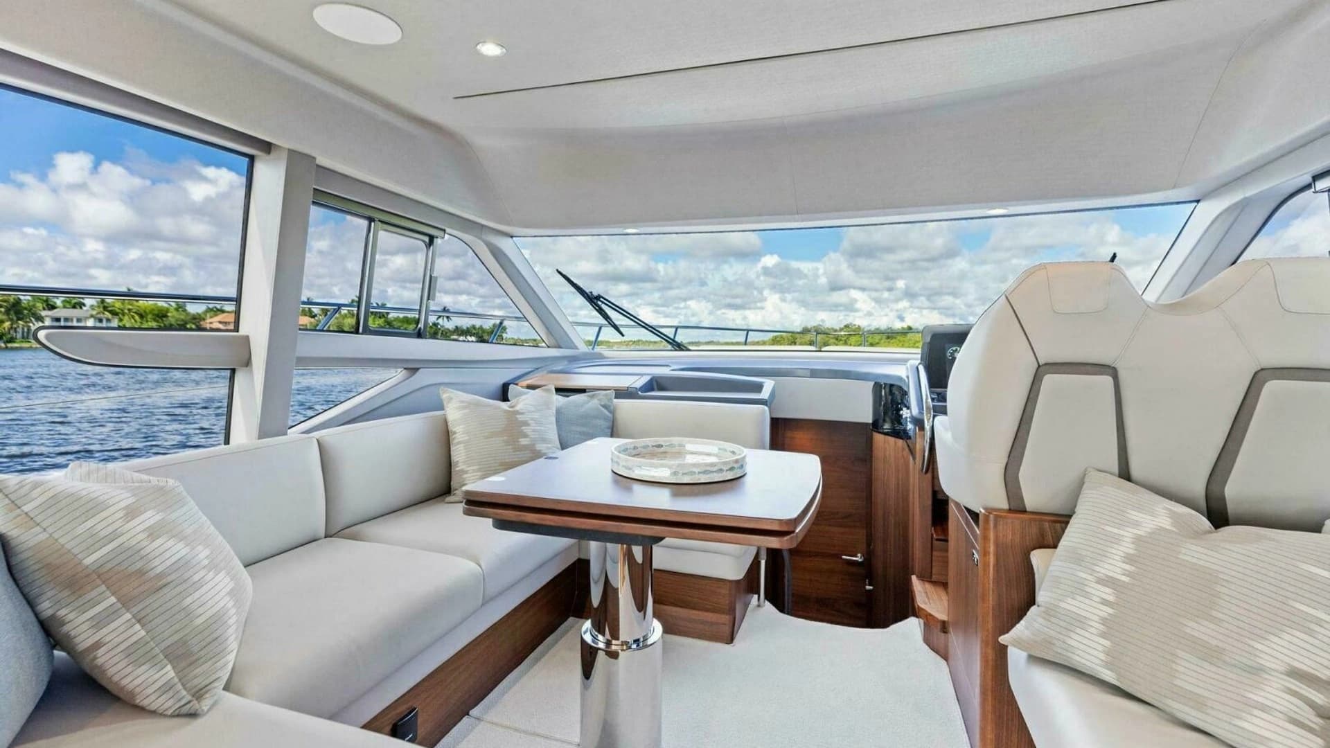 2025 Princess F50 Flybridge - Image 11