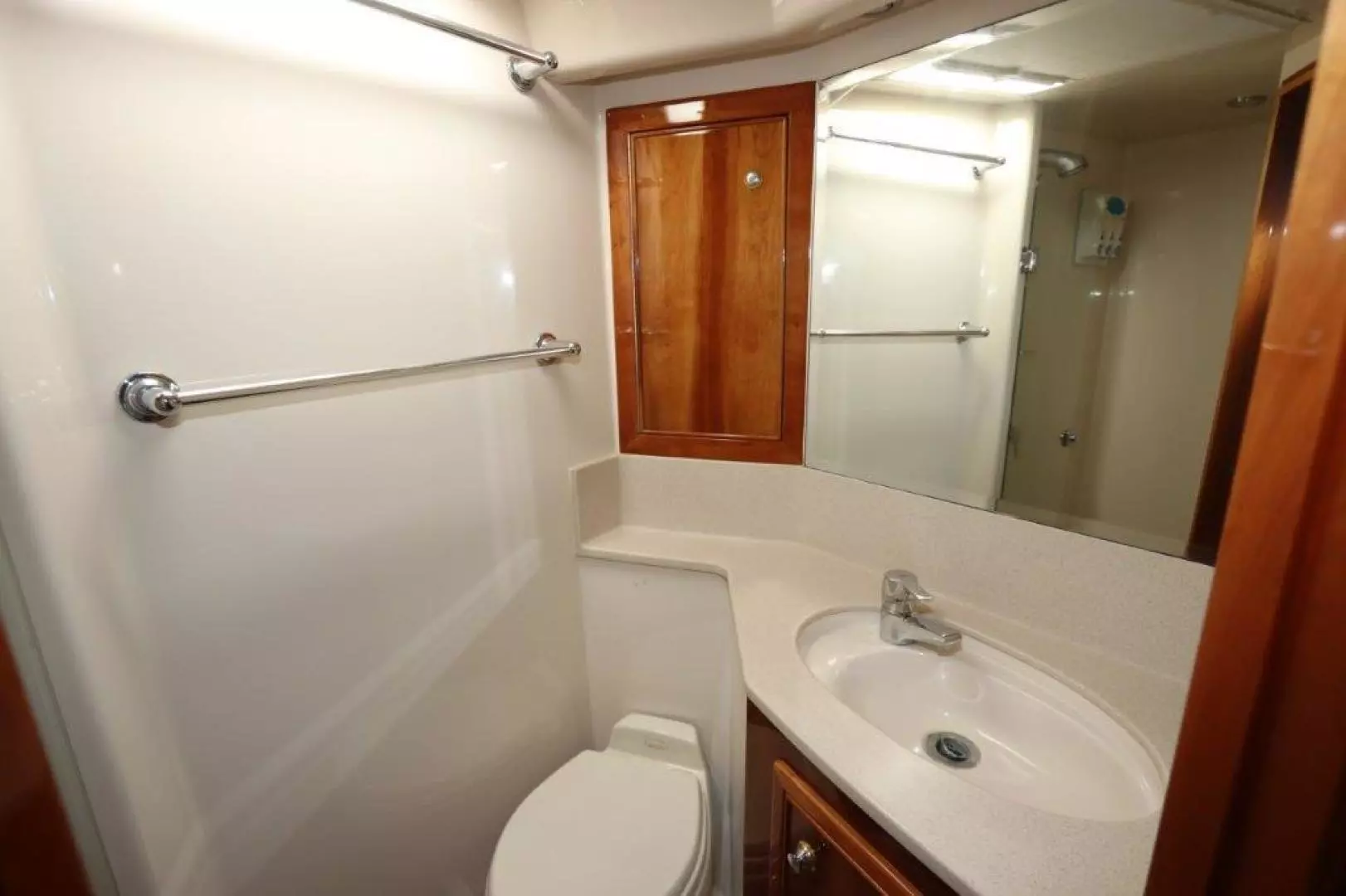 2004 Riviera Enclosed Flybridge - Image 15