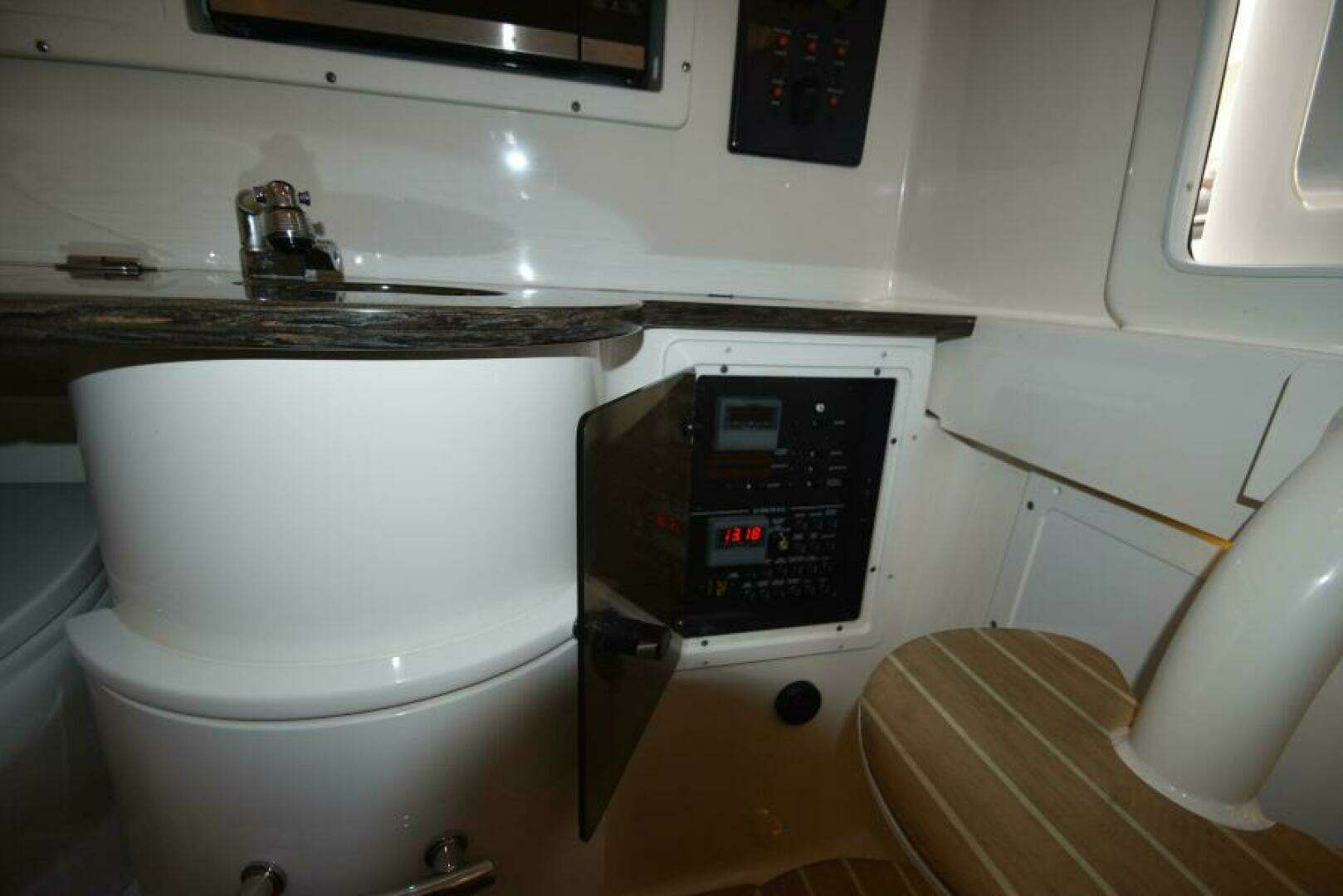 2018 Regulator 34 SS - Image 25