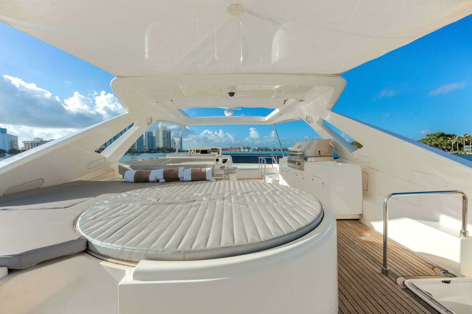 2014 Ferretti Yachts 870 - Image 14