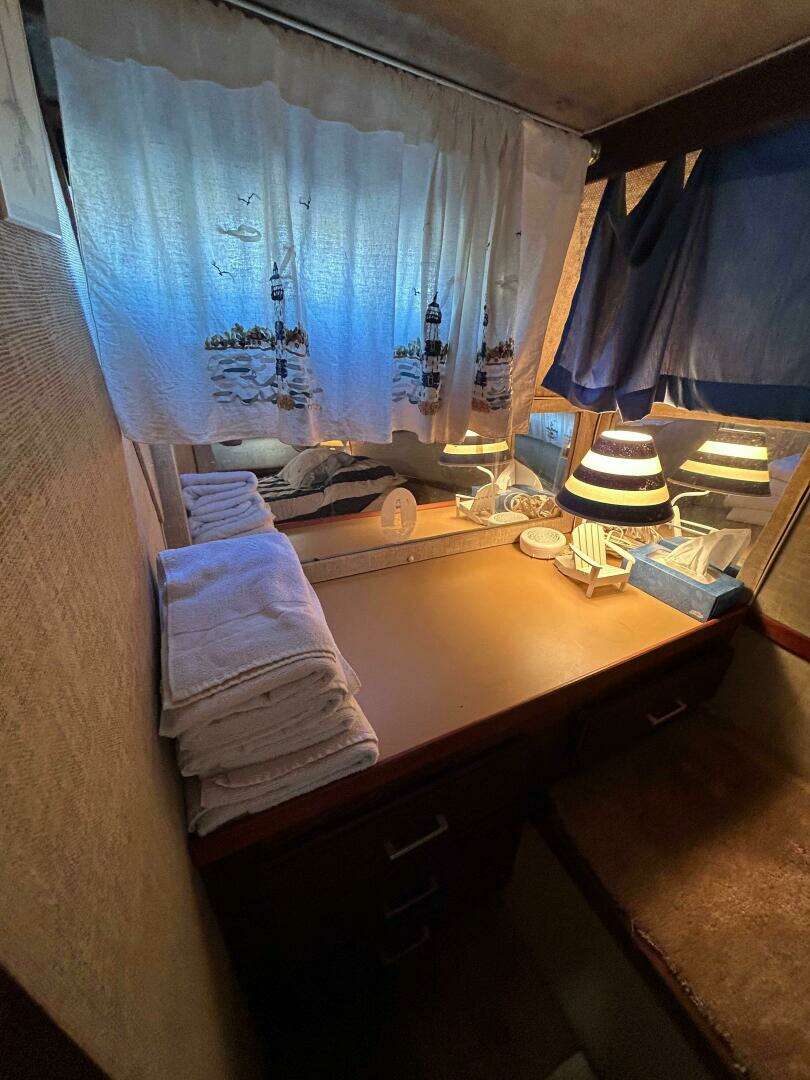 1982 Silverton 40 Aft Cabin - Image 14