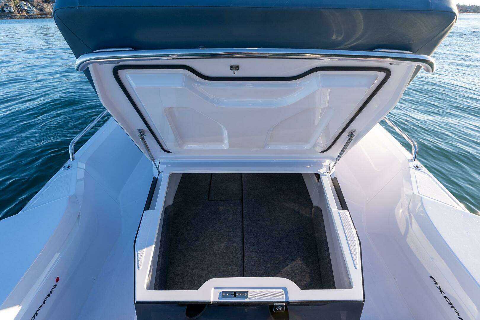2026 Axopar Cross Cabin - Image 12