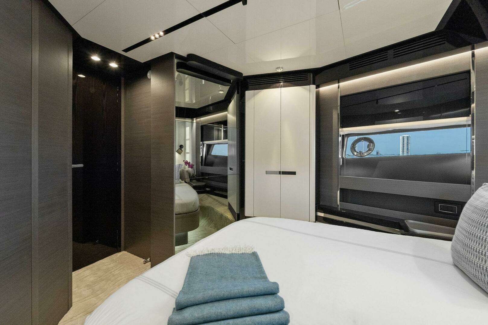 2022 Azimut S8 - Image 43