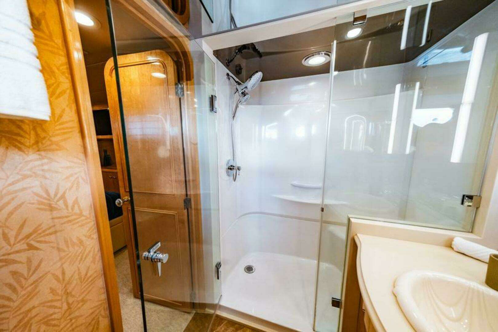 1995 Hatteras Flybridge Motor Yacht - Image 37