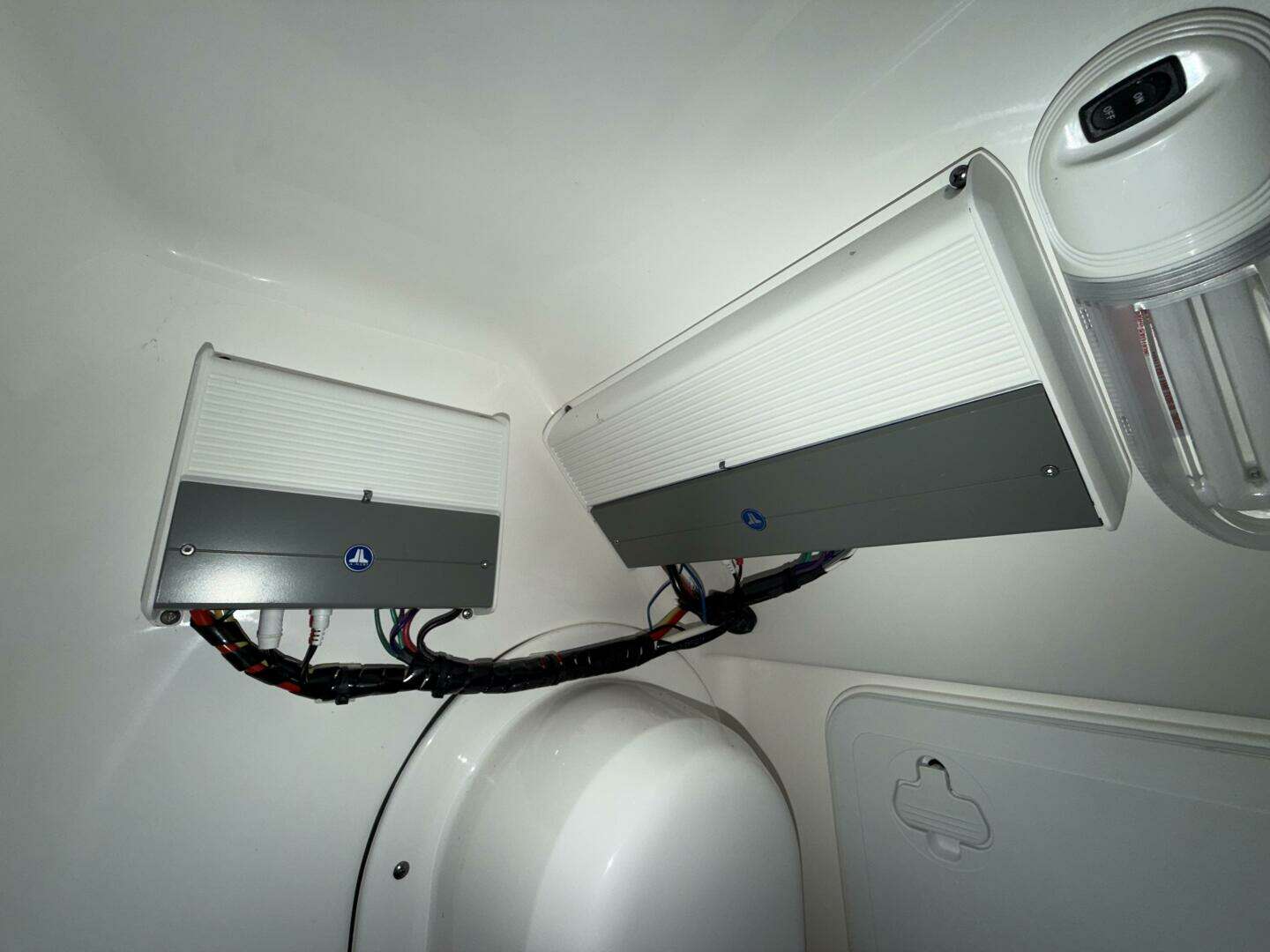 2016 Everglades 230 Center Console - Image 52