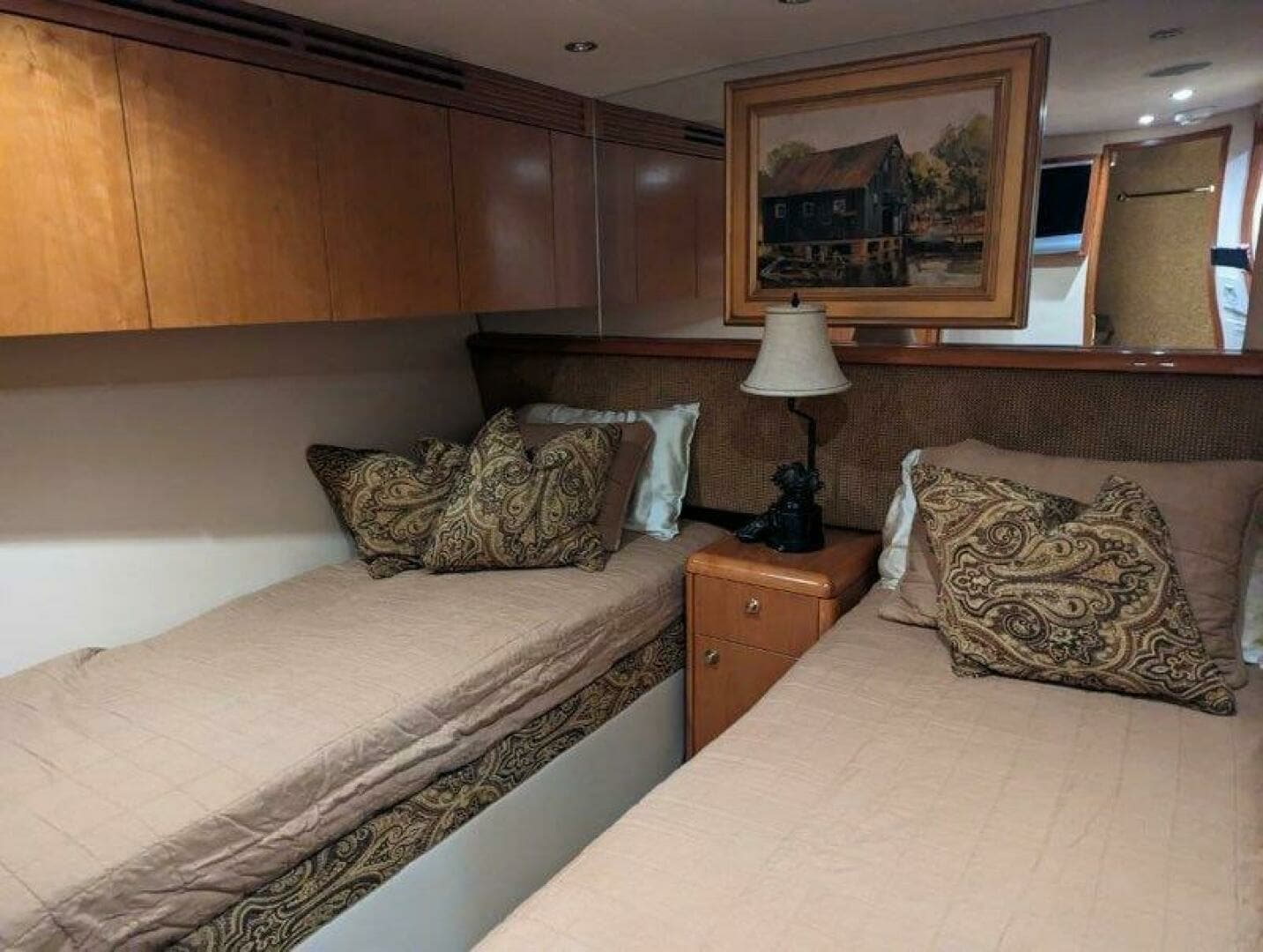 2005 Hatteras 68 Convertible - Image 11