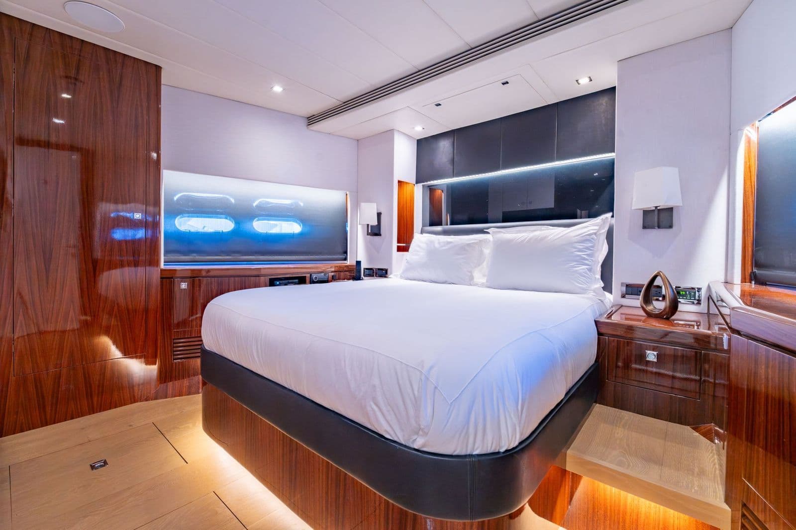 Luxurious bedroom on the Horizon E88 yacht, year 2013.