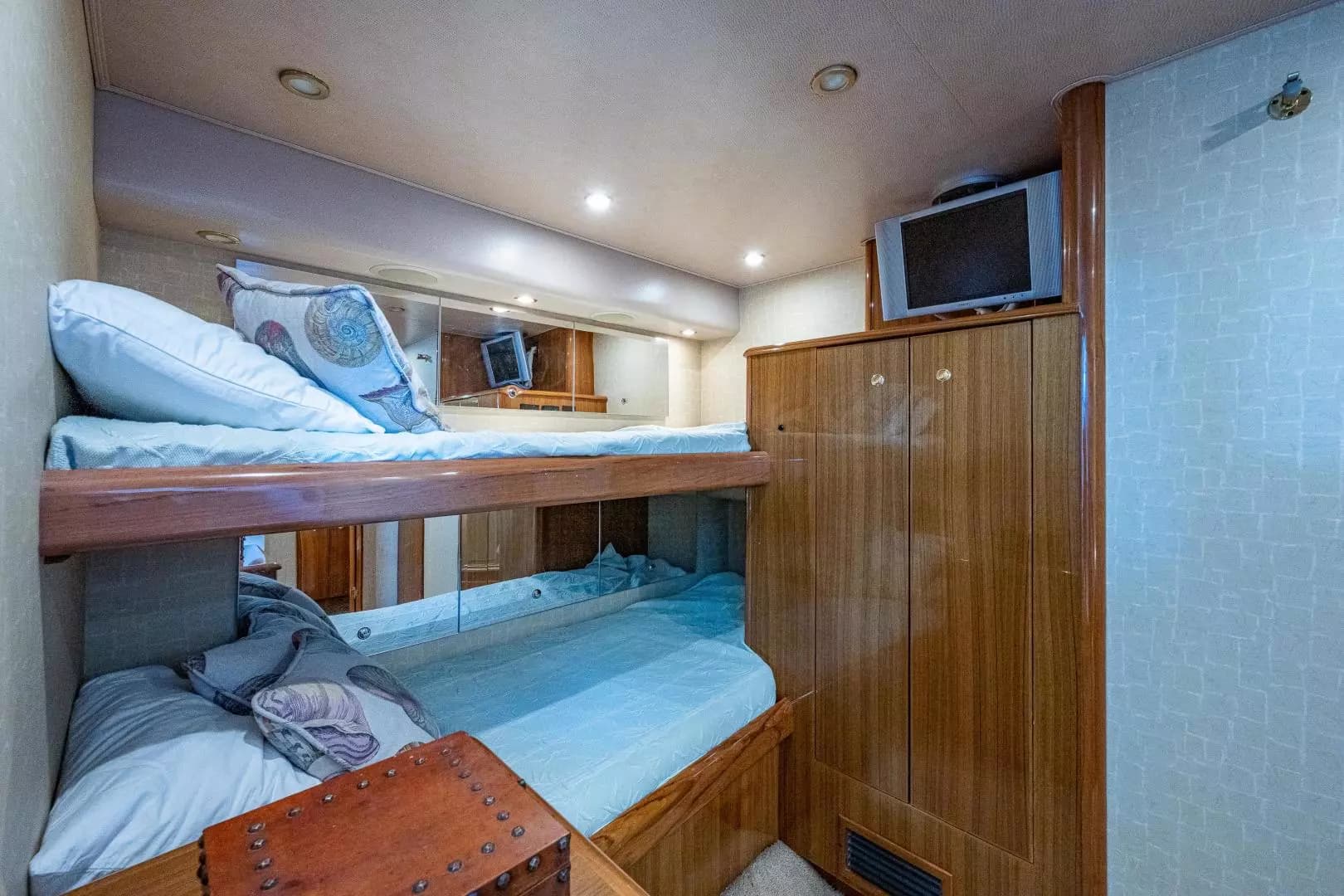 2005 Viking 74 Convertible - Image 30