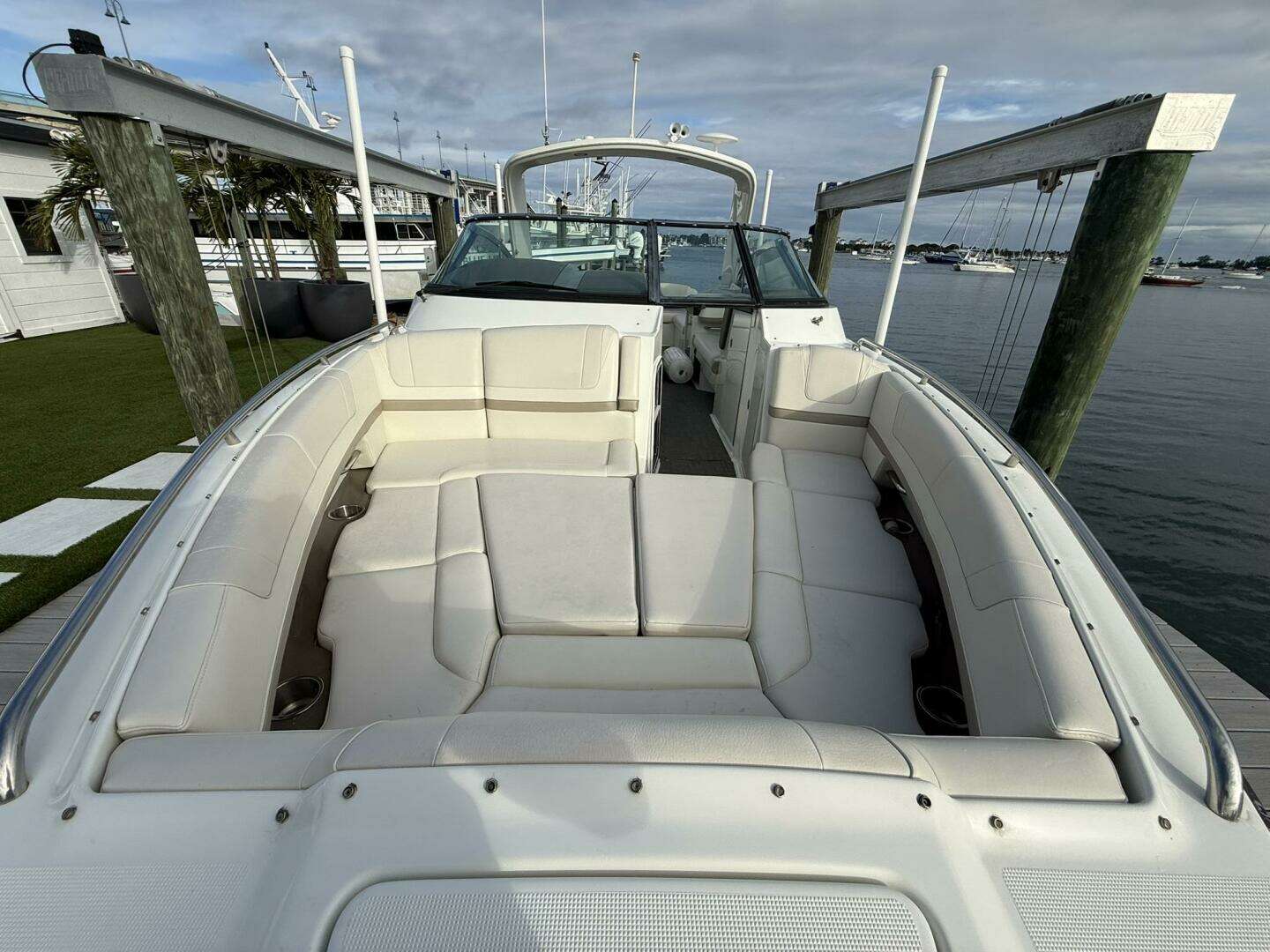 2016 Formula 330 Crossover Bowrider - Image 6