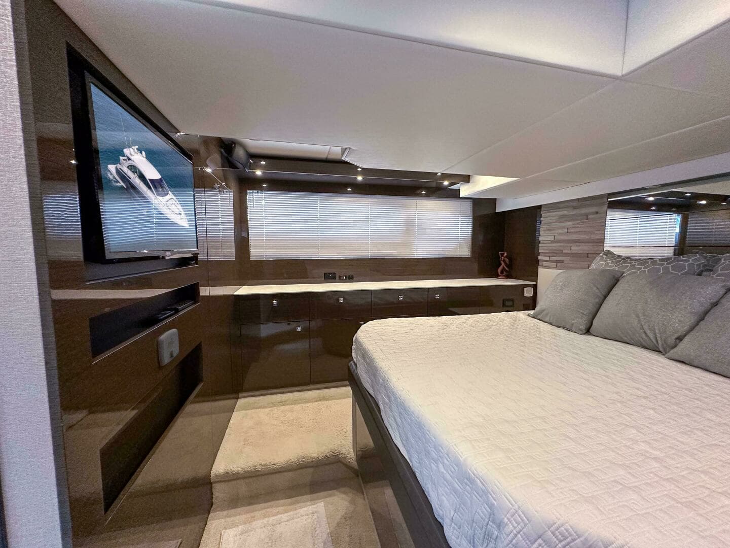 2019 Cruisers Yachts 50 Cantius - Image 17