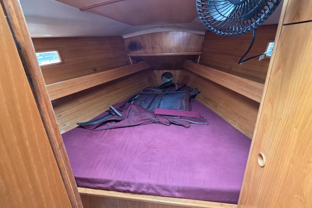 Beneteau Oceanis 350 vee berth
