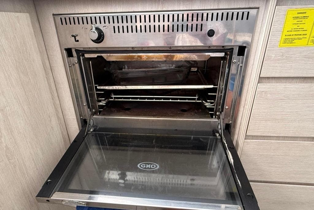 Open Leopard 404 oven, stainless steel interior, with control knob, 2016 model.