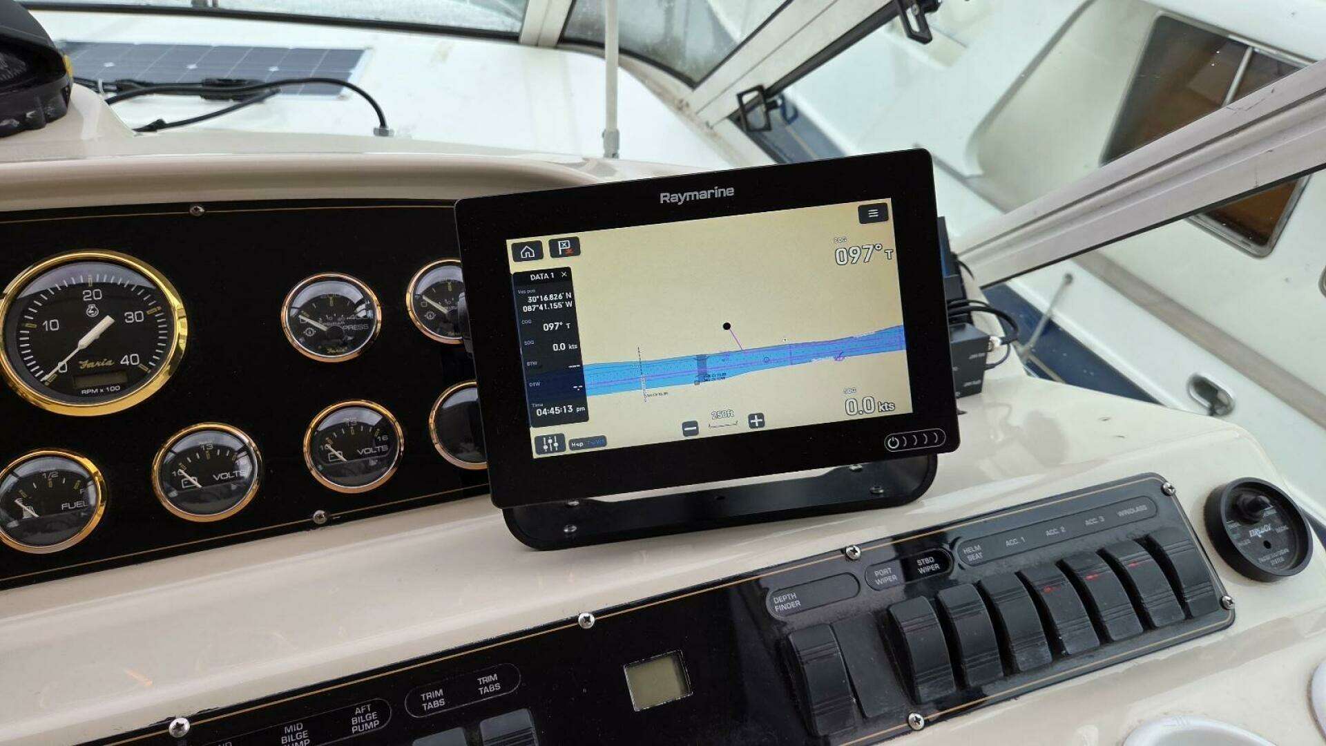 2000 Cruisers Yachts 4450 Express Motor Yacht - Image 24