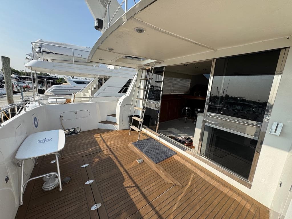 Birchwood 62 Cockpit Motor Yacht 1989, featuring spacious deck and modern interior.
