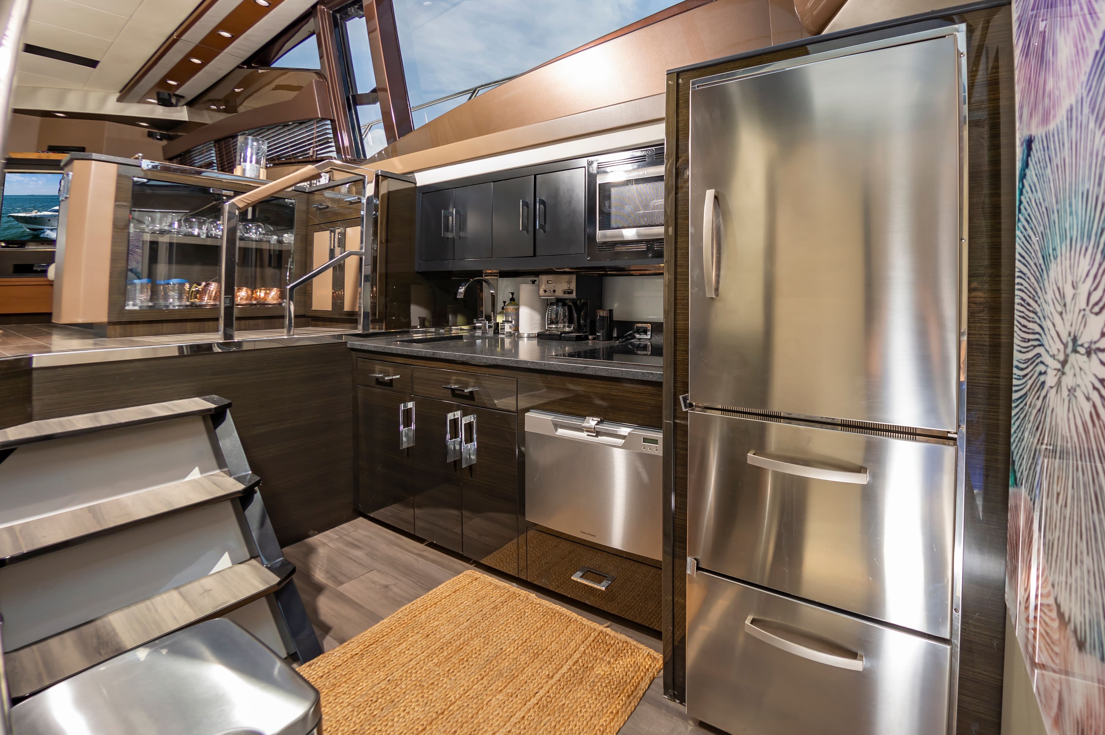 2013 Marquis 63 Sport Yacht - 38