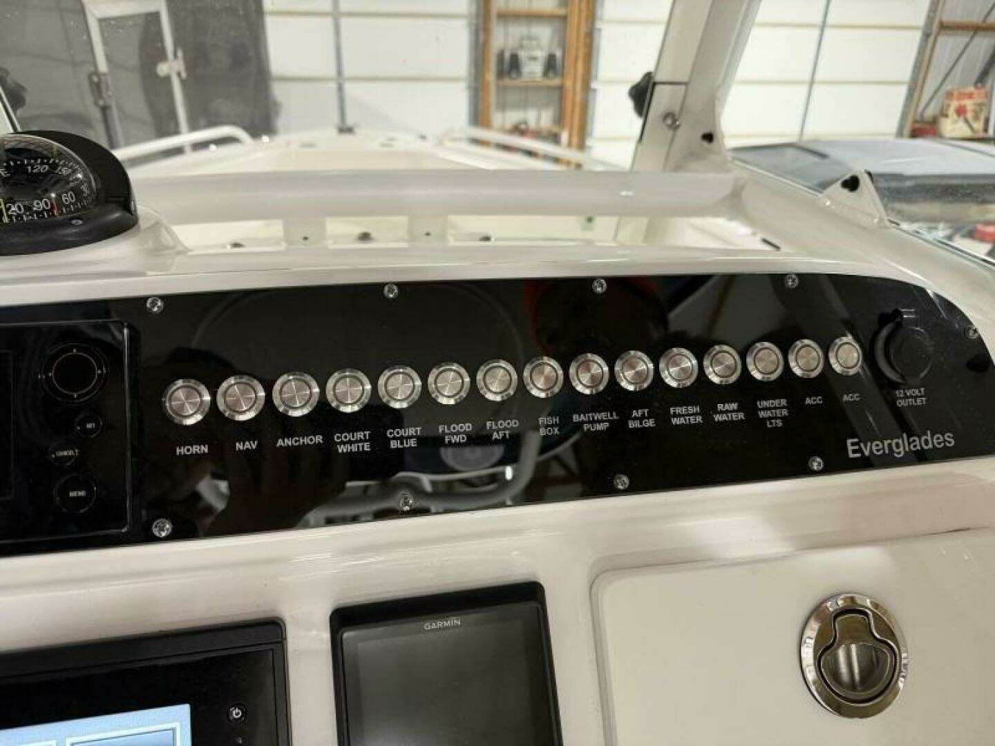 2016 Everglades 230 Center Console - Image 40