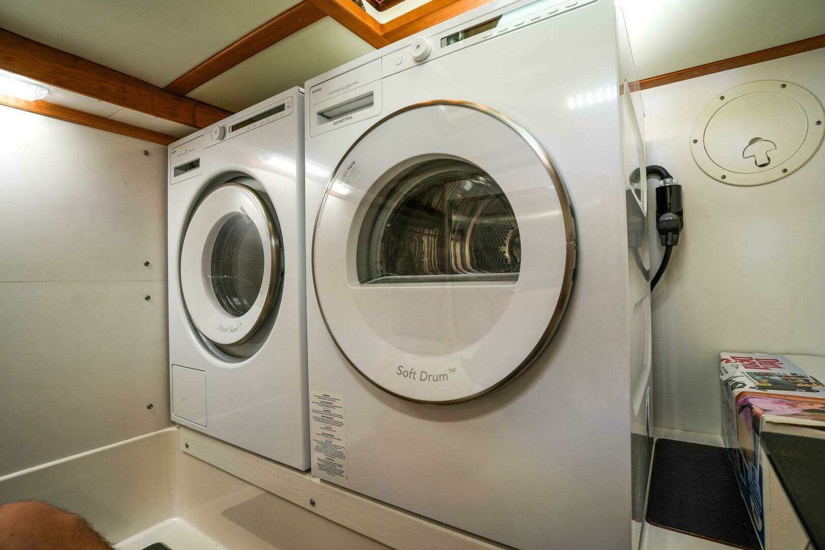 2027 Sabre 45 Salon Express - Image 28