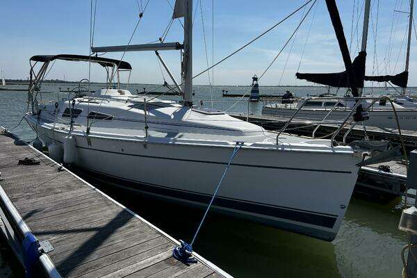 2004 Hunter 33 - Image 1