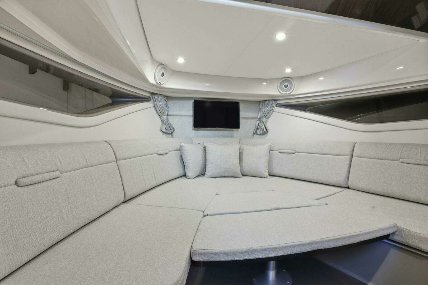 2019 Sea Ray 320 - Image 13