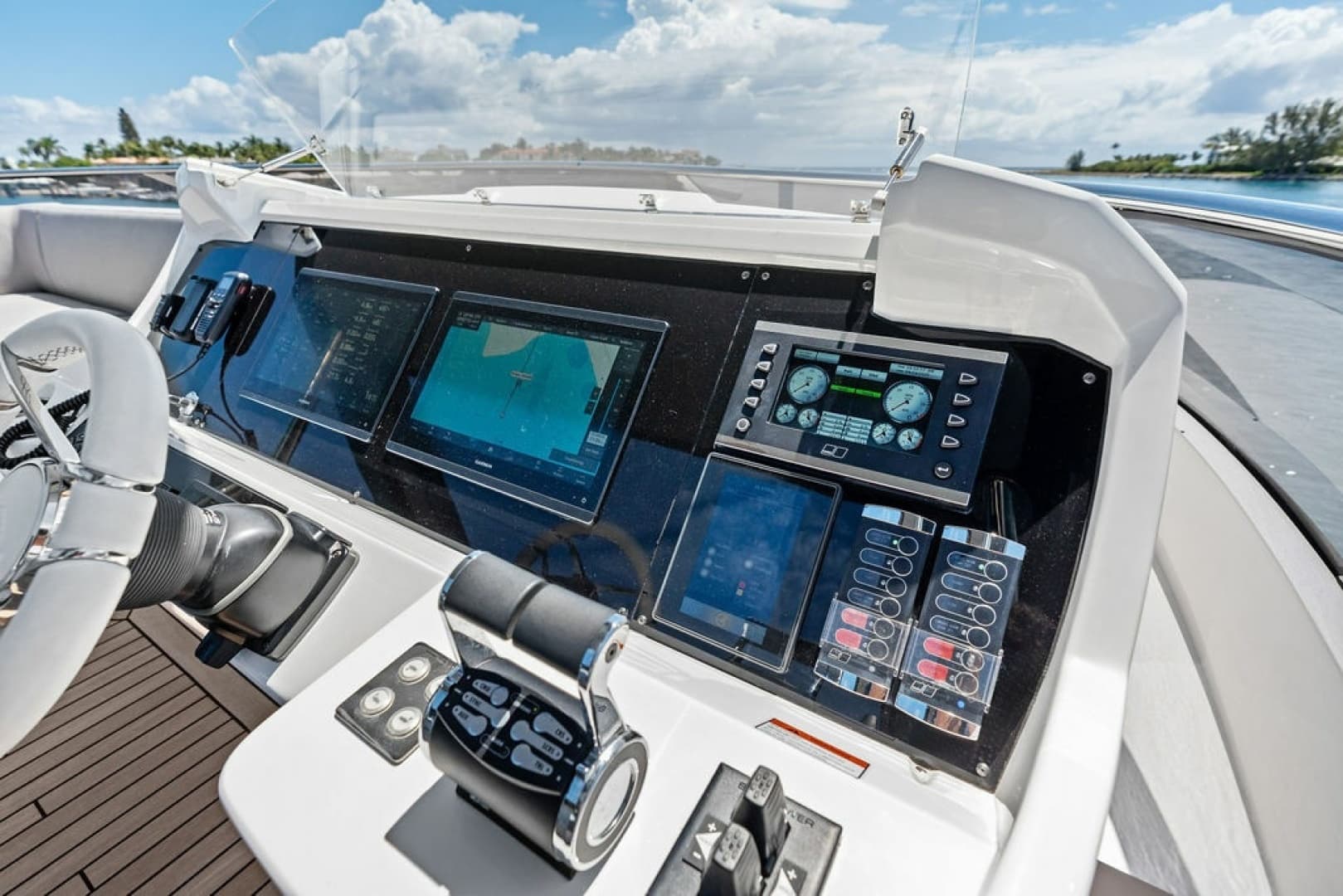 2026 Sunseeker 88 Yacht - Image 32