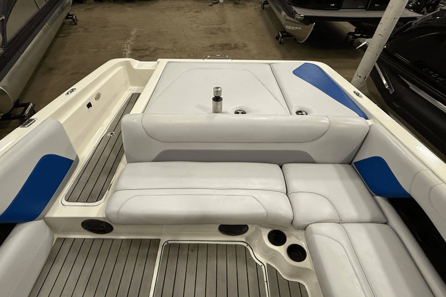 2004 Centurion Avalanche C4 boat interior with white and blue seating.