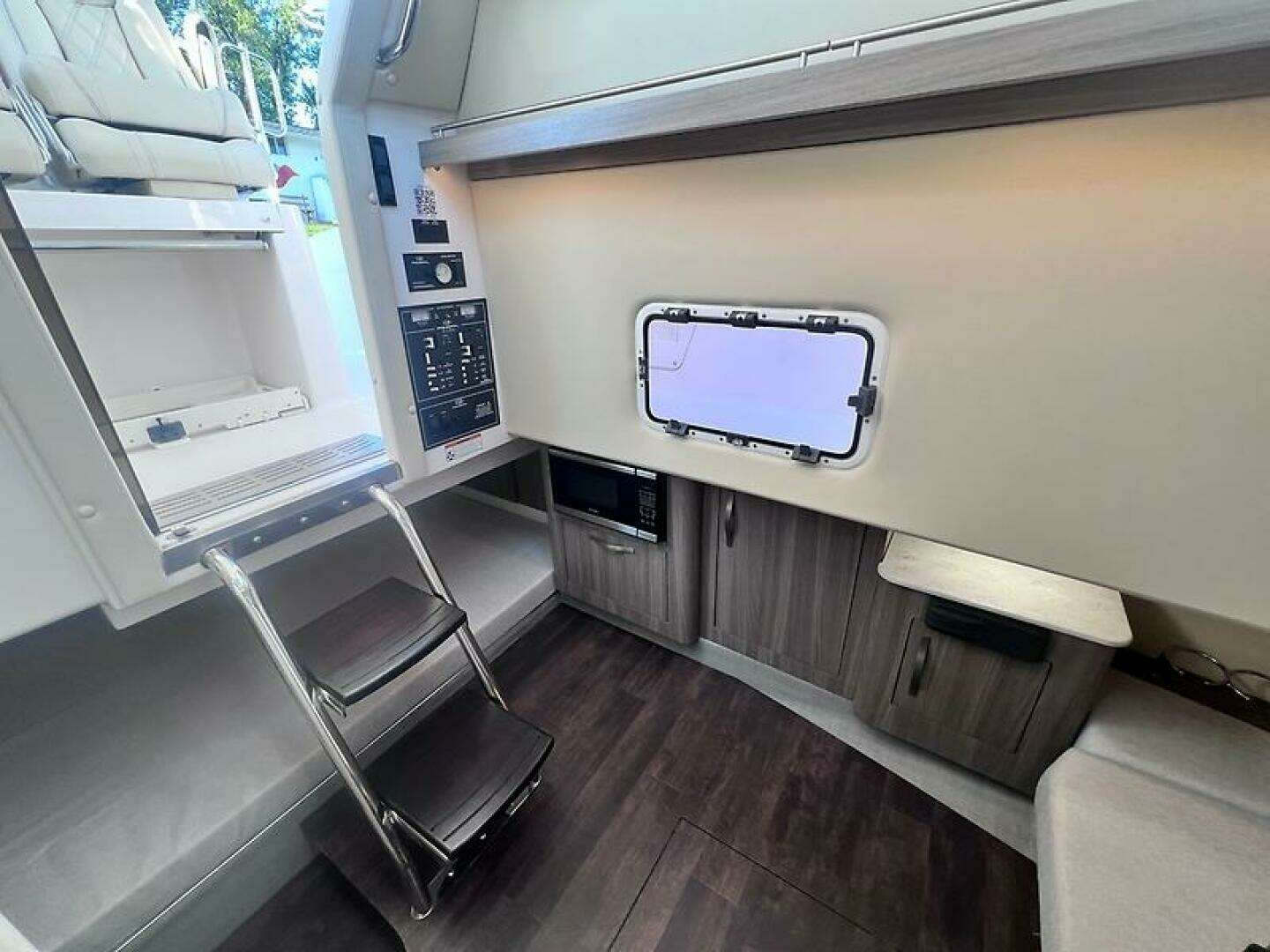 2019 Regal 33 SAV - Image 52